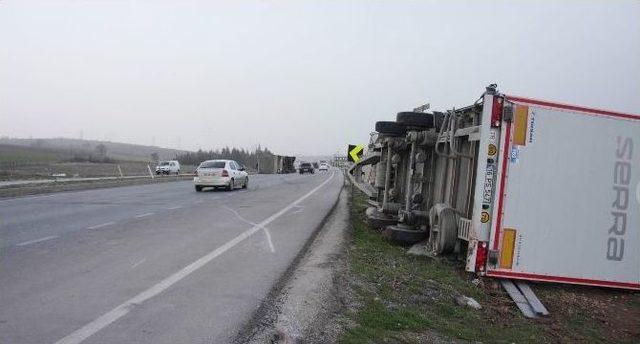 Lodos Tır’ları Savurdu