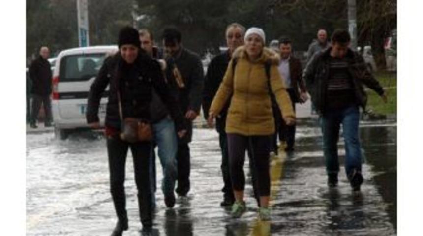 Lodos Yeşilk&ouml;y Marina'yı Vurdu