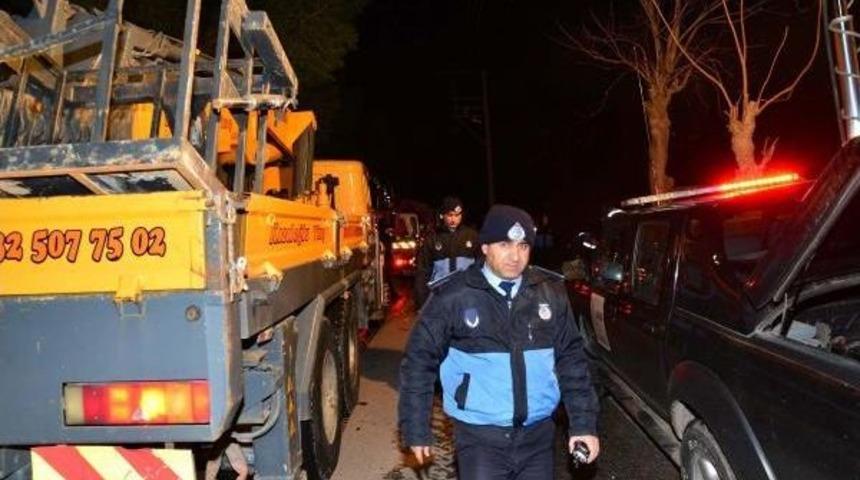 Lodos Fırtınası Manisa'da &Ccedil;am Ağa&ccedil;larını Devirdi