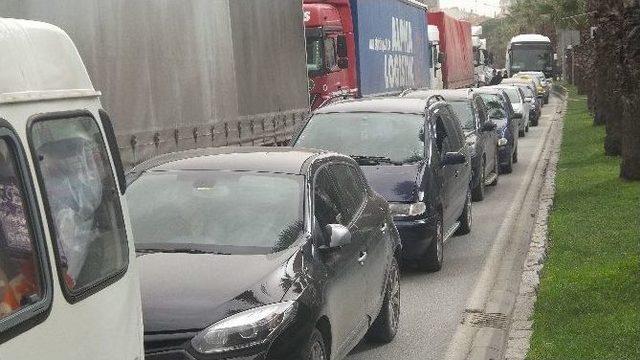 Fırtına Deniz Ulaşımını Vurdu, Trafik Felç Oldu