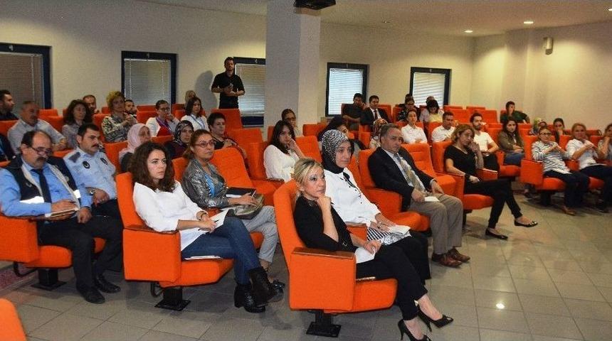 İzmit Belediyesi &Ccedil;alışanlarına Nezaket Eğitimi