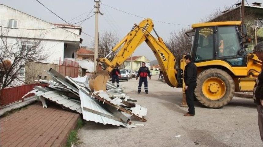 &Ccedil;an&rsquo;da Caminin Minaresi Lodos Nedeniyle Yıkıldı