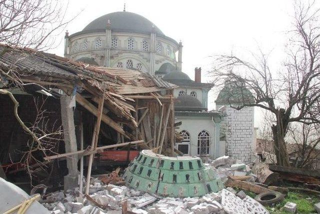 Çan’da Caminin Minaresi Lodos Nedeniyle Yıkıldı