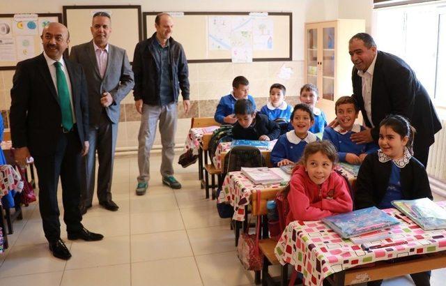 K&ouml;y Okullarında Eğitim G&ouml;ren Minik &Ouml;ğrencilere Kırtasiye Yardımı 1