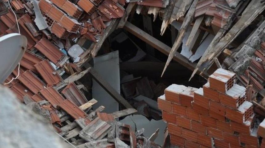 3 Katlı Apartmanın &Ccedil;atısı Tek Katlı Evin &Uuml;st&uuml;ne G&ouml;&ccedil;t&uuml;, Evde Uyuyan 4 Kişi Canını Zor Kurtardı