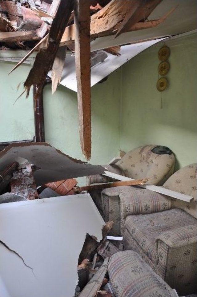 3 Katlı Apartmanın Çatısı Tek Katlı Evin Üstüne Göçtü, Evde Uyuyan 4 Kişi Canını Zor Kurtardı