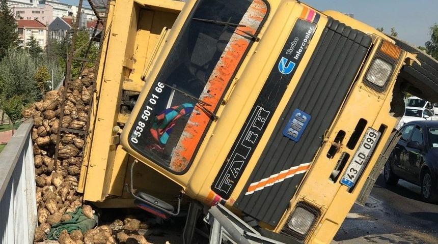 Pancar Y&uuml;kl&uuml; Kamyon K&ouml;pr&uuml;de Devrildi