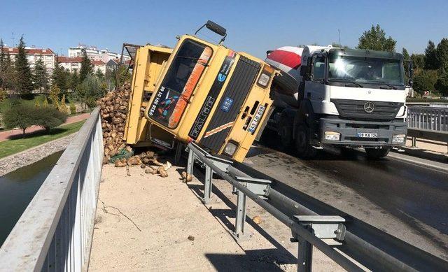 Pancar Yüklü Kamyon Köprüde Devrildi