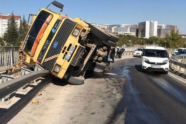 Pancar Yüklü Kamyon Köprüde Devrildi