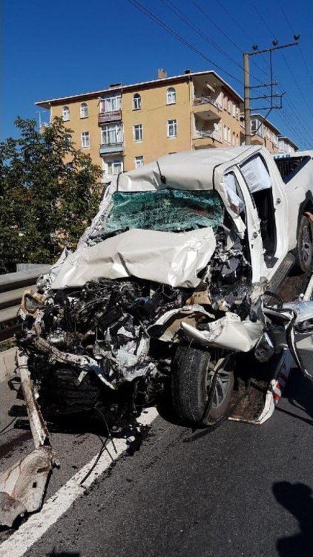 Binaya Çarpan Tır'ın Sürücüsü Öldü (2)