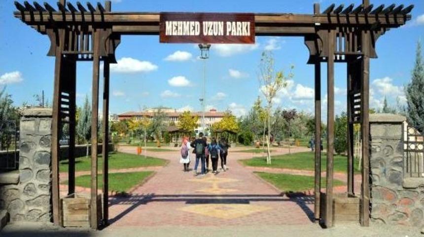 Parktan Indirilen K&uuml;rt&ccedil;e Yazılı Tabela, T&uuml;rk&ccedil;e Harflerle Yenilenerek Asıldı