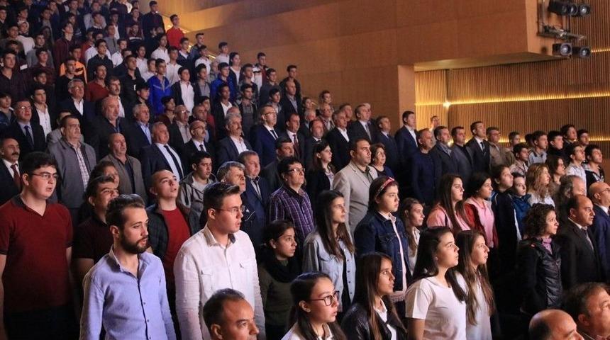 Bergama&rsquo;da Yılın Ahisi Se&ccedil;ilen Terzi Ahmet Tutar&rsquo;a Plaket