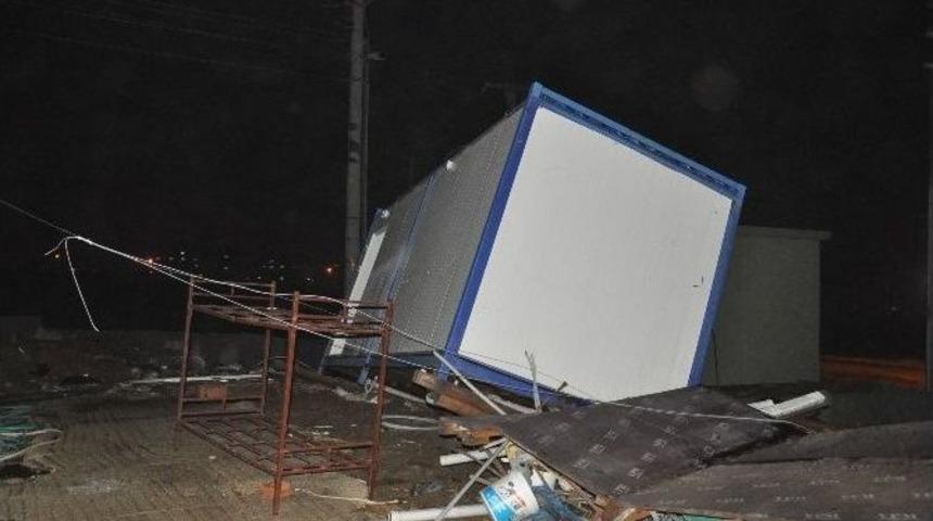 Edirne&rsquo;de Şiddetli Lodos İş&ccedil;i Konteynerini Devirdi: 1 Yaralı