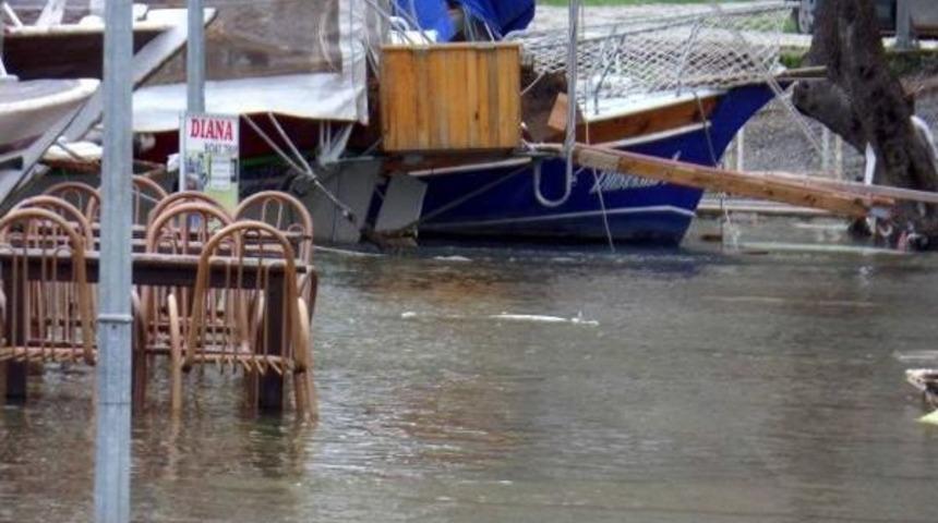 Yağışlar Dalyan Kanalı'nı Taşırdı