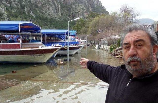 Yağışlar Dalyan Kanalı'nı Taşırdı