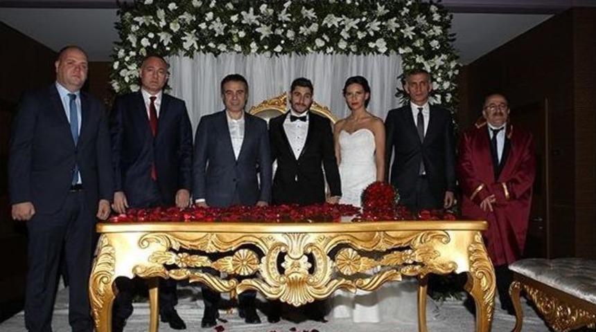 &Ouml;zer Hurmacı D&uuml;nya Evine Girdi