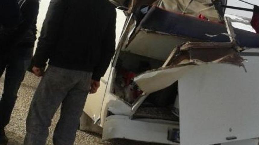 Beton Direk Iş&ccedil;i Minib&uuml;s&uuml;n&uuml;n &Uuml;zerine Devrildi: 9 Yaralı