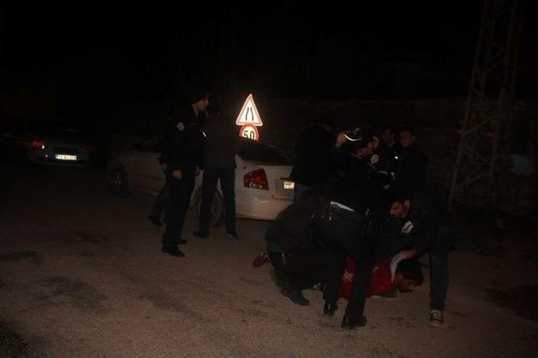 Benzin Parasını Vermeyip, Ayrıca Pompacının Parasını Aldığı İddia Edilen Suriyeliler Yakalandı