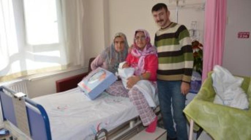 Bebeklerin İlk Hediyesi Gemlik Belediyesi&rsquo;nden