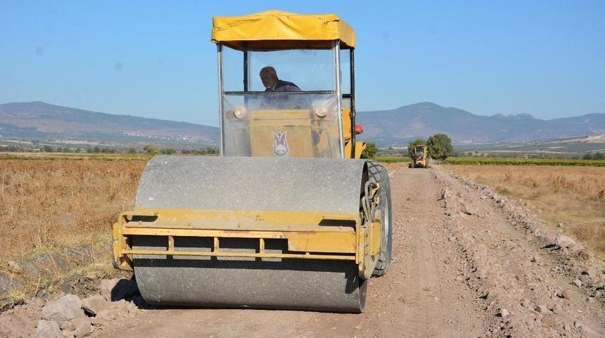 Şehzadeler Belediyesi Ova Yollarına Bakım Yapıyor