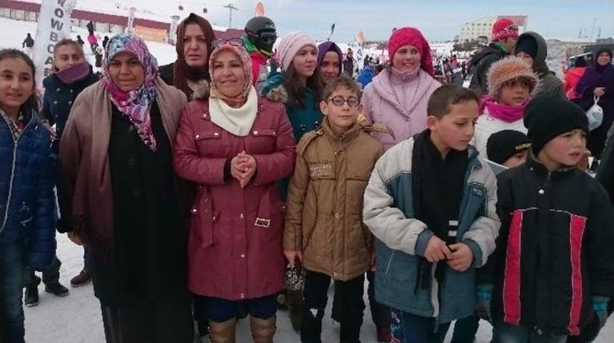 Kadın Muhtardan Mahalle &Ccedil;ocuklarına Kış Eğlencesi