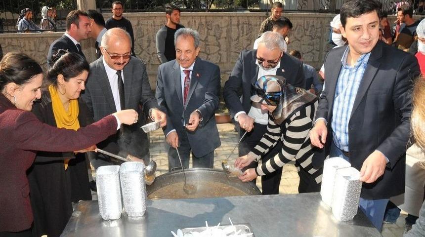 Akşehir Belediyesi&rsquo;nden &Uuml;niversite &Ouml;ğrencilerine Aşure İkramı