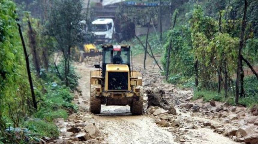 G&uuml;neysu'da K&ouml;yde Sel Paniği (2)