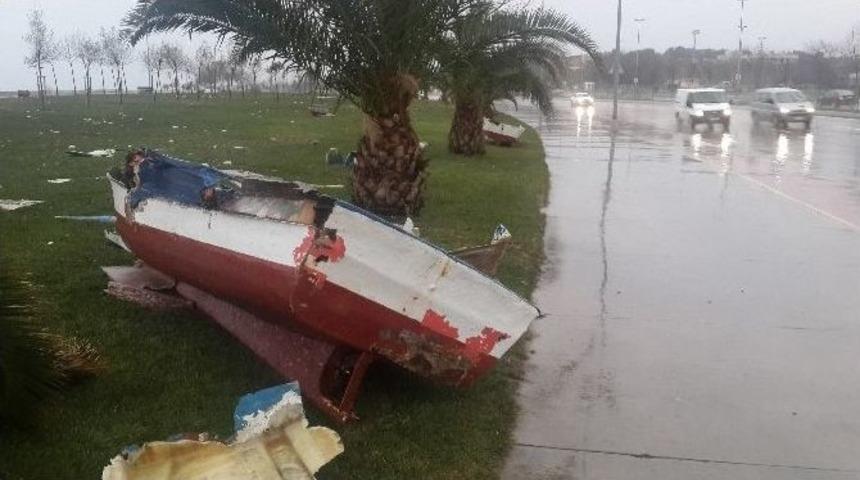 Pendik Sahilinde Fırtınanın Tahribatı Sular &Ccedil;ekilince Ortaya &Ccedil;ıktı