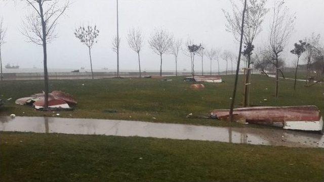 Pendik Sahilinde Fırtınanın Tahribatı Sular Çekilince Ortaya Çıktı