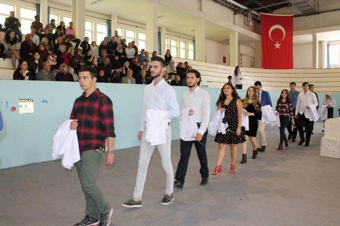 Er&uuml;&rsquo;de 297 Hekim Adayı &Ouml;nl&uuml;k Giydi