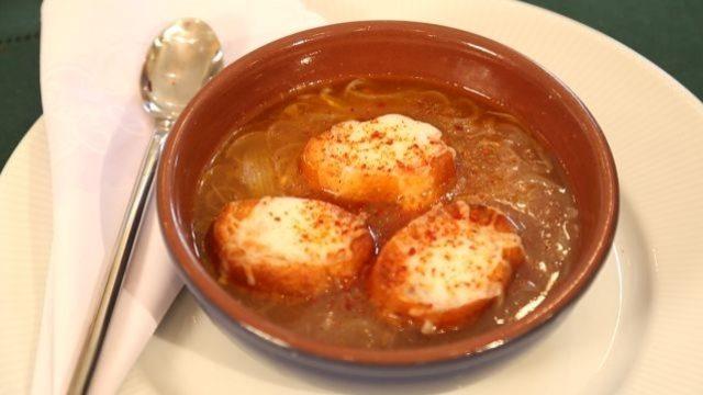 Fransız soğan çorbası nasıl yapılır?