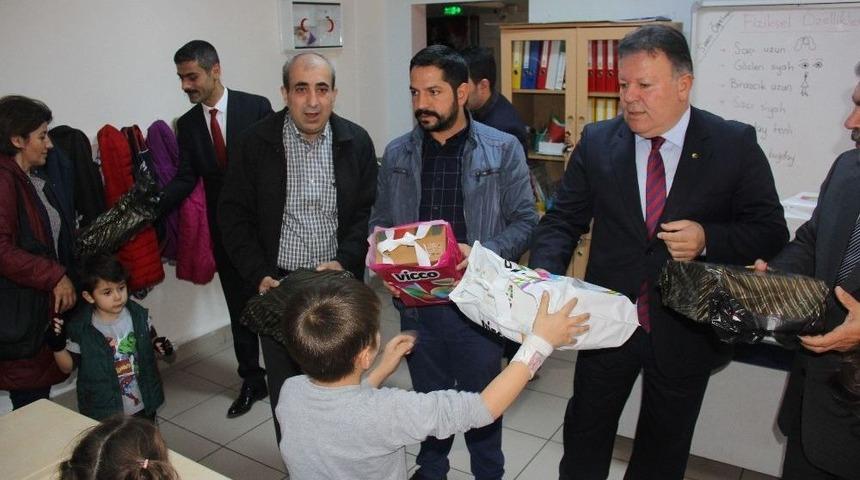 Artvin&rsquo;de İlk&ouml;ğretim Okulu &Ouml;ğrencilerine Ayakkabı Dağıtıldı