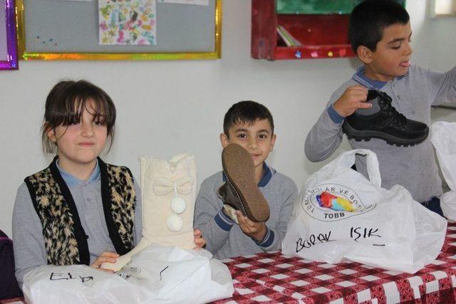 Artvin’de İlköğretim Okulu Öğrencilerine Ayakkabı Dağıtıldı