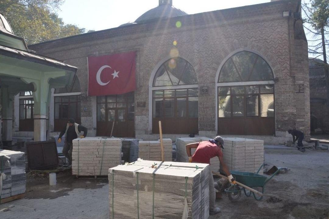 İshakpaşa K&uuml;lliyesi &Ccedil;evresinde Tarihi Dokuya Uygun Olmayan &Ccedil;alışmalardan Vazge&ccedil;ildi