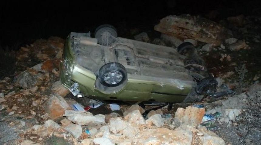 İki Aracın Karıştığı Kazada Ortalık Savaş Alanına D&ouml;nd&uuml;