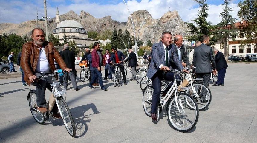 Tokat&rsquo;ta Mahalle Muhtarlarına Bisiklet