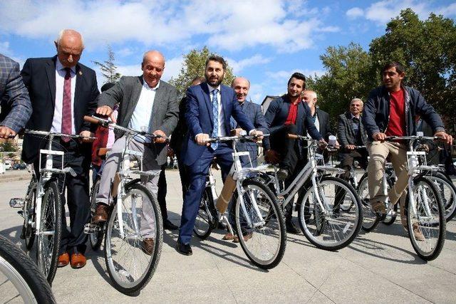 Tokat’ta Mahalle Muhtarlarına Bisiklet