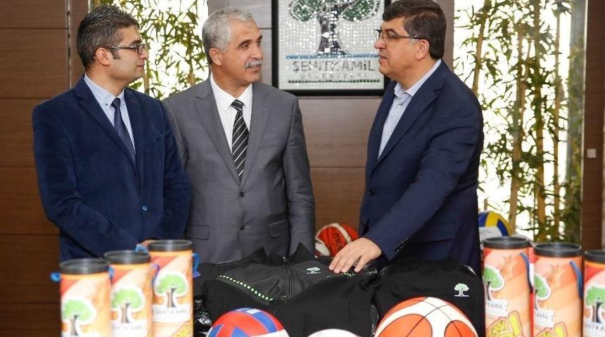 Fadıloğlu&rsquo;ndan Spora Destek S&uuml;r&uuml;yor