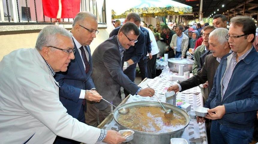 Pazarcılar Ağızları Aşure İle Tatlandırdı