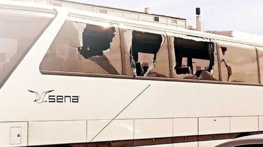 Aksaray'da Otob&uuml;s Taşlandı, Kemerli 2 Futbolcu Yaralandı