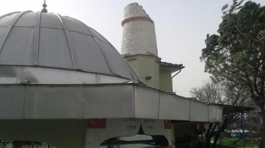 Yunusemre&rsquo;de Şiddetli Lodos Cami Minaresini Yıktı