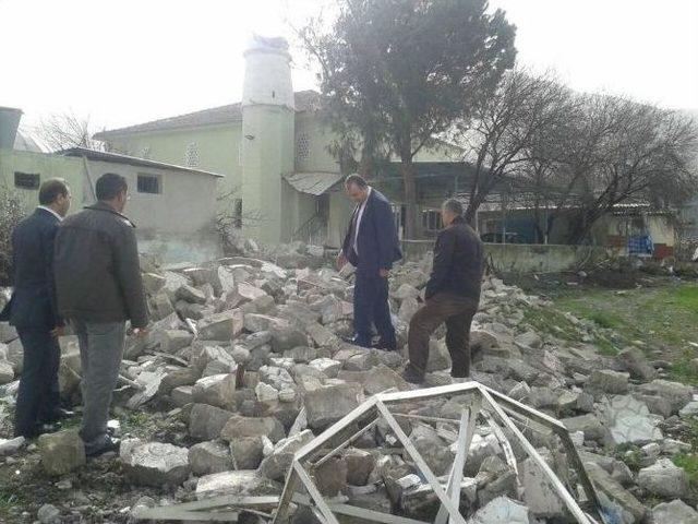 Yunusemre’de Şiddetli Lodos Cami Minaresini Yıktı