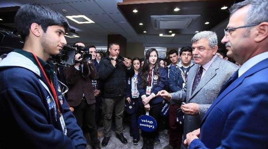 Başkan Karaosmanoğlu&rsquo;ndan 41 Gence Altın &Ouml;ğ&uuml;tler