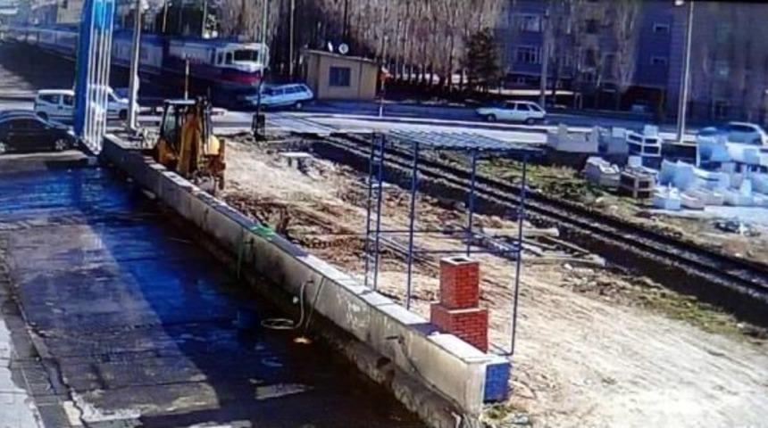 Niğde'de Tren Otomobile &Ccedil;arptı: 2 &Ouml;l&uuml;