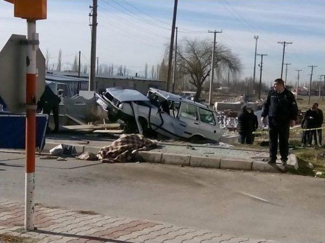 Niğde'de Tren Otomobile Çarptı: 2 Ölü