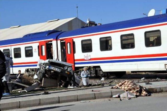 Niğde'de Tren Otomobile Çarptı: 2 Ölü