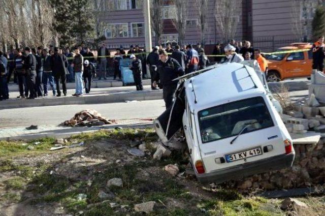 Niğde'de Tren Otomobile Çarptı: 2 Ölü