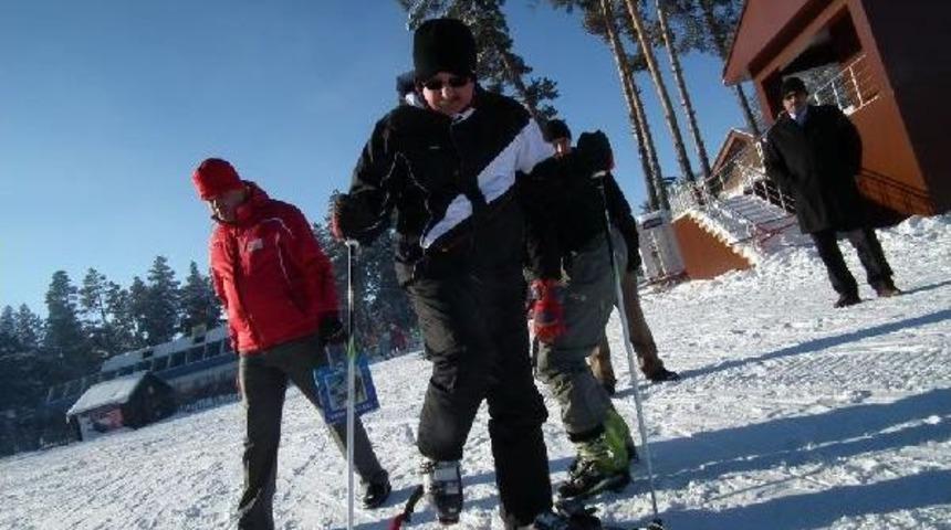 Kars Valisi &Ouml;zdemir Sarkamış'ta Kayak &Ouml;ğreniyor