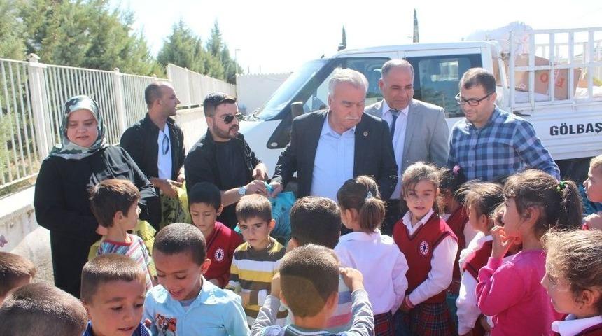 G&ouml;lbaşı Belediyesi Samsatlı Depremzede &Ouml;ğrencilere Yardım Etti