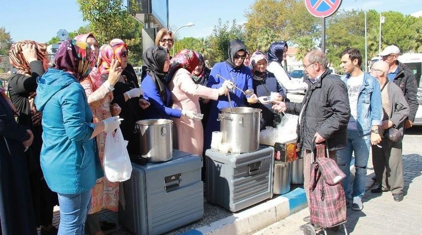 Ak Parti Biga İl&ccedil;e Teşkilatı Aşure Dağıttı